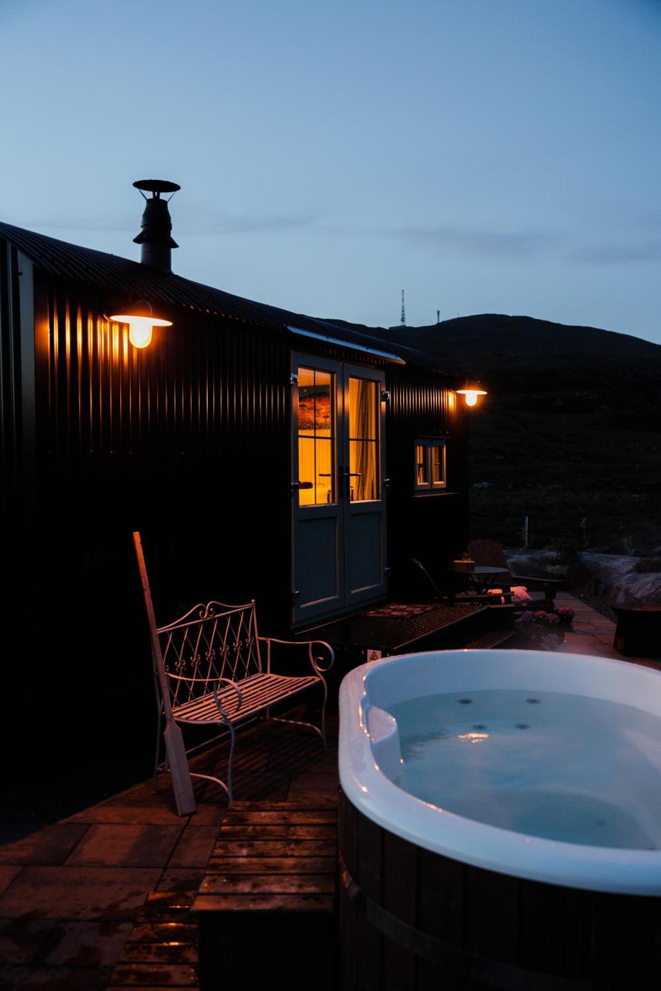 Black Hut At Slieve Croob Glamping Ballyward Екстериор снимка